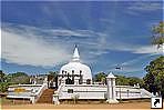 Буддийская ступа Тхупарама (Thuparama), Анурадхапура, Шри-Ланка.