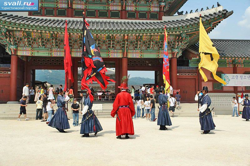 Смена караула, дворец Кёнбок-кун (Gyeongbokgung), Сеул, Южная Корея.