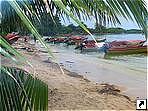 Рыбацкие лодки на пляже, Manchioneal, восточное побережье Ямайки.