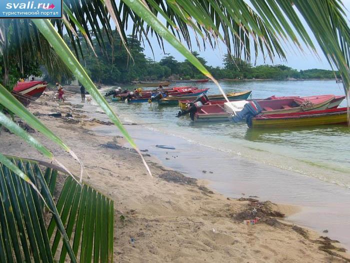 Рыбацкие лодки на пляже, Manchioneal, восточное побережье Ямайки.