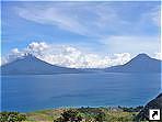Озеро Атитлан и окружающие его вулканы, Гватемала.