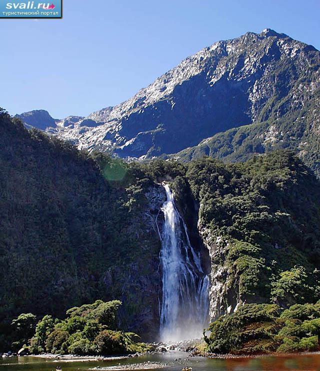Водопад Милфорд (Milford Waterfall), национальный парк Фьордленд, Новая Зеландия. 