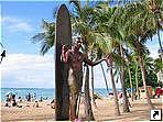 Памятник Дюку Каханамоку - прародителю современных серфингистов, Гонолулу, остров Оаху, Гавайские острова, США.