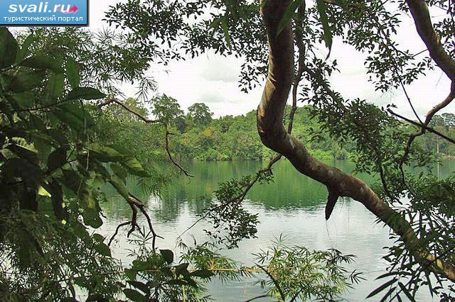 ������������� ����� ��� ��� (Yeak Laom), ������� (Banlung), ��������� ���������� (Ratanakiri), ��������.