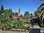 Парк у здания Парламента, Виндхук, Намибия.