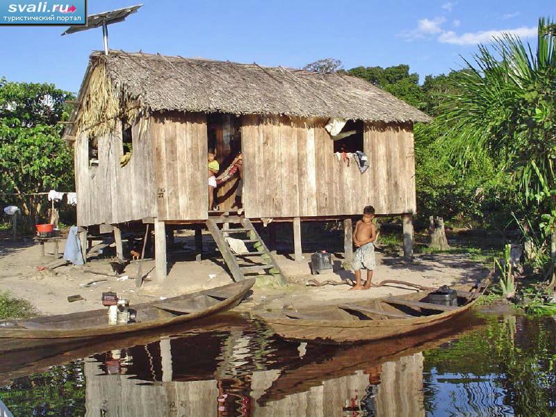 Типичный дом индейской семьи на реке, Манаус, Амазония, Бразилия.