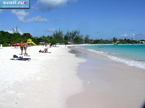 Пляжу Карлисли на юго-западе Барбадоса в окрестностях Бриджтауна.