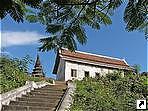 Храм Vat Chomphet на другой стороне Меконга, Луанг-Прабанг, Лаос.