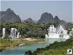 Водопад в кантоне Даксин (Daxin), Наньнин (Nanning), Гуанси-Чжуанский автономный район (Guangxi Zhuang), Китай.