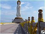 Статуя Будды, центр буддизма у горы Наньшань (Nanshan), Санья, остров Хайнань, Китай.