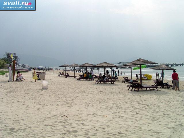 Пляж курорта Ялунвань (Yalong Wan), остров Хайнань (Hainan), Китай.