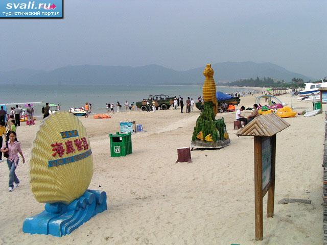 Пляж курорта Ялунвань (Yalong Wan), остров Хайнань (Hainan), Китай.