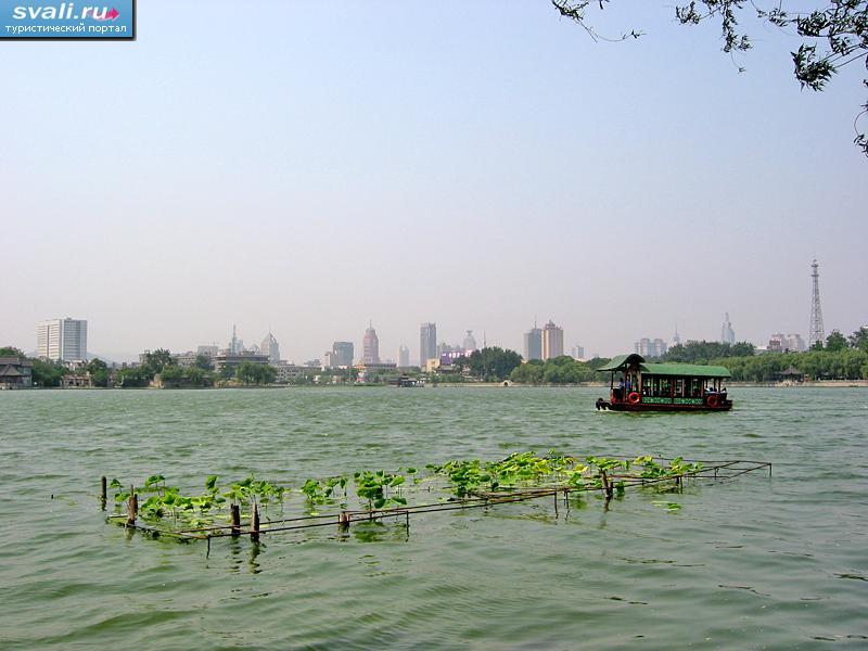 Озеро Дамин (Da Ming lake), Цзинань (Jinan), провинции Шаньдун (Shandong), Китай.