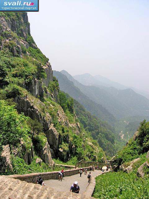Подъем на священную гору Тайшань (Taishan) провинция Шаньдун (Shandong), Китай.