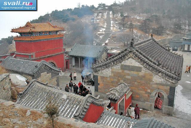 Храмы на священной горе Тайшань (Taishan) провинция Шаньдун (Shandong), Китай.