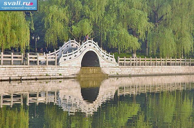 Озеро Дамин (Da Ming lake), Цзинань (Jinan), провинции Шаньдун (Shandong), Китай.