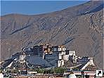 Вид на дворец Потала (Potala) утром, Лхаса, Тибет.