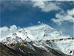 Молитвенные флаги, Эверест (Джомолунгма, Everest, Qomolangma), самая высокая вершина на Земле. Тибет. 