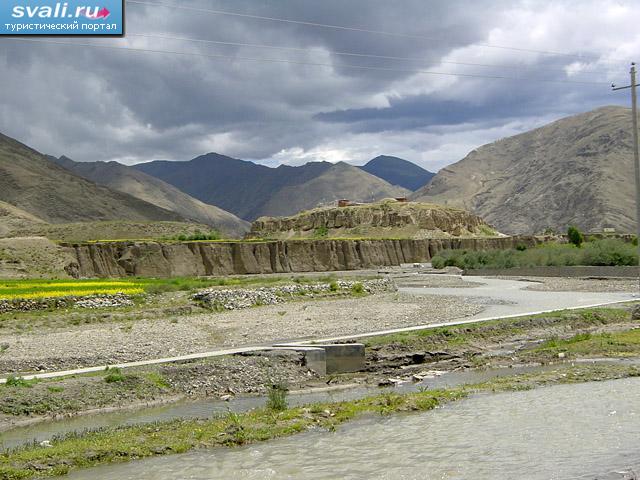 �������� ������ �������� ����� (Songtsen Gampo) � ������ �������, ����������� �������� (Tsetang), �����.
