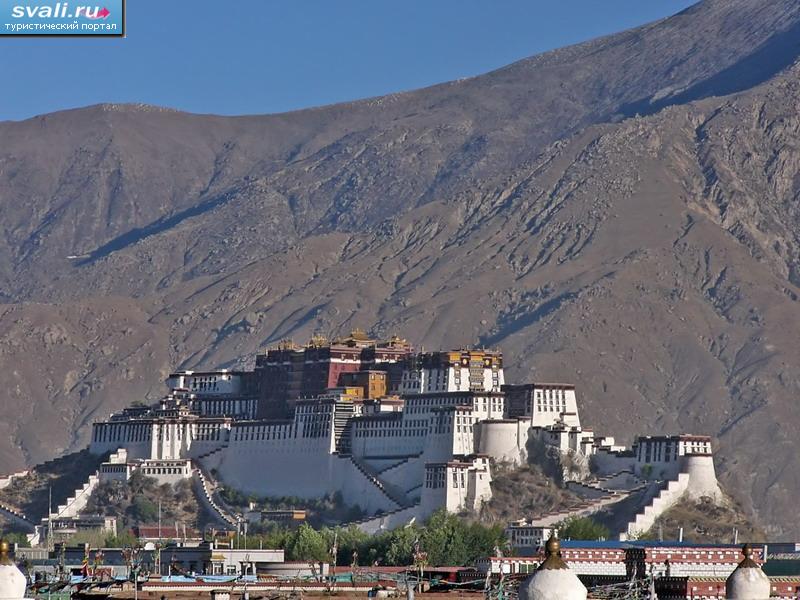 Вид на дворец Потала (Potala) утром, Лхаса, Тибет.