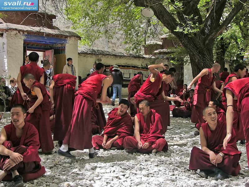 Дебаты монахов в монастыре Сера (Sera) недалеко от Лхасы, Тибет.