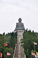 Бронзовая статуя Будды, остров Лантау (Lantau), Гонконг, Китай.