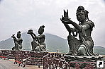 На вершине рядом со статуей Будды, Остров Лантау (Lantau) Гонконг, Китай.