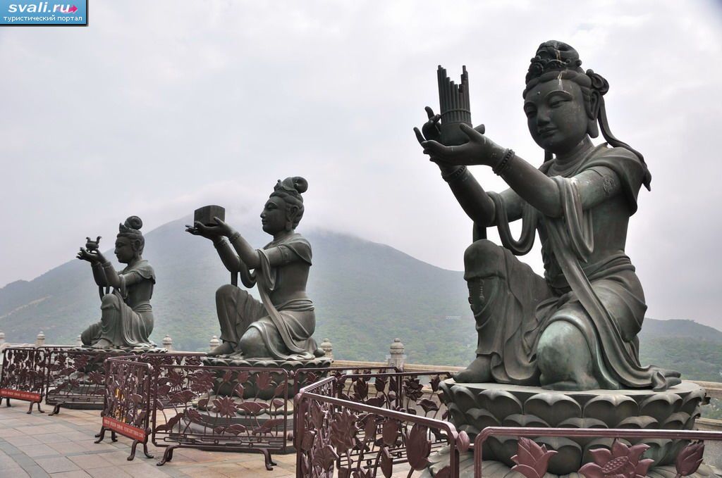 На вершине рядом со статуей Будды, Остров Лантау (Lantau) Гонконг, Китай.