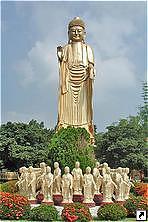 Статуя Будды в монастыре Фогуаншань (Fo Kuang Shan), Гаосюн (Kaohsiung), Тайвань.