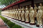 Статуи Будды в монастыре Фогуаншань (Fo Kuang Shan), Гаосюн (Kaohsiung), Тайвань.