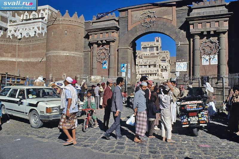 Сана, старый город, ворота Баб-эль-Йемен (Bab el Yemen), Йемен.