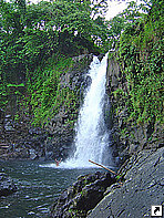 Водопад на острове Понпеи, Федеративные Штаты Микронезии.