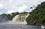 Водопад Ача (Salto Hacha), лагуна Канайма (Canaima Lagoon), Национальный парк Канайма, Венесуэла.