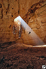 Пещера Маджлис Эль-Джинн, Оман.