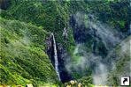 Водопад в долине Такамака (Valle de Takamaka), Реюньон, Франция.