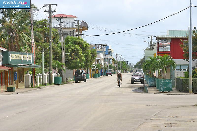 Центральная улица города Нукуалофа, столица Тонга.