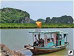 Туристическая лодка, залив Халонг (Halong Bay), остров Катба (Cat Ba), Вьетнам.