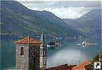 Вид на острова Святого Джорджа и Госпа од Шкрпела из Пераста, Которский залив, Черногория.