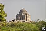 Недалеко от комплекса Кутаб Минар, Дели, Индия.