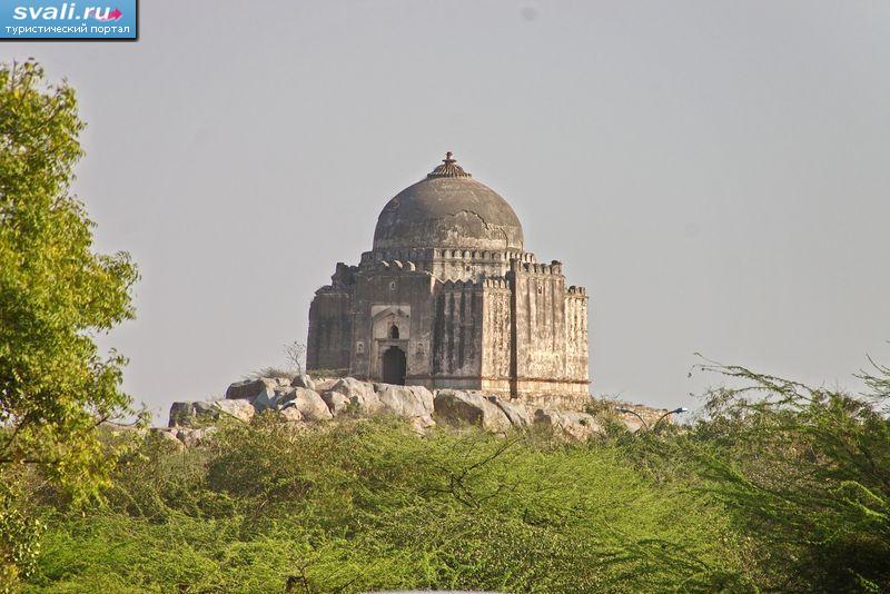Недалеко от комплекса Кутаб Минар, Дели, Индия.