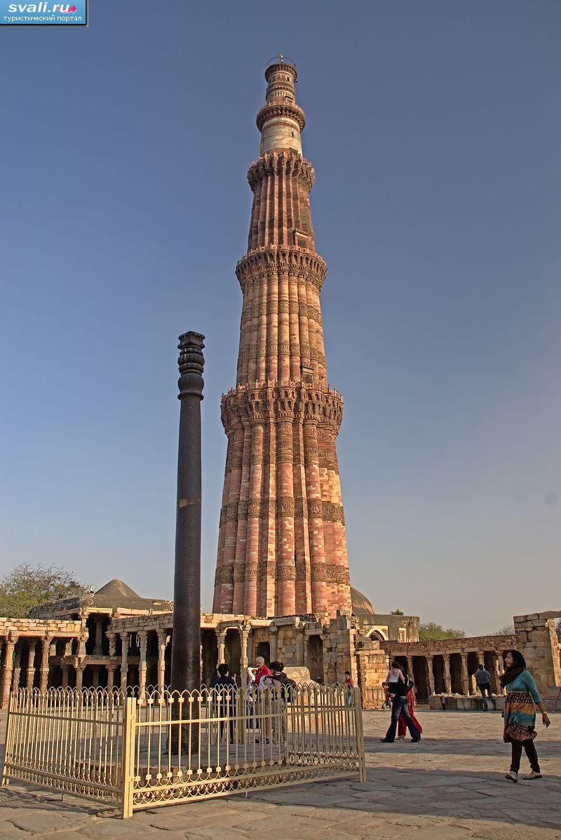 Минарет Кутаб Минар и железная колонна, Дели, Индия.