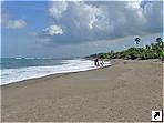 Пляж из темного песка, остров Бали, Индонезия.