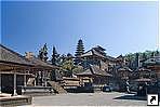Храм Бесаки (Besakih), остров Бали (Bali), Индонезия.