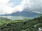 Озеро и вулкан Батур (Batur), остров Бали (Bali), Индонезия.