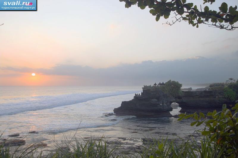Местность рядом с храмом Тана Лот (Tanah Lot), остров Бали, Индонезия.