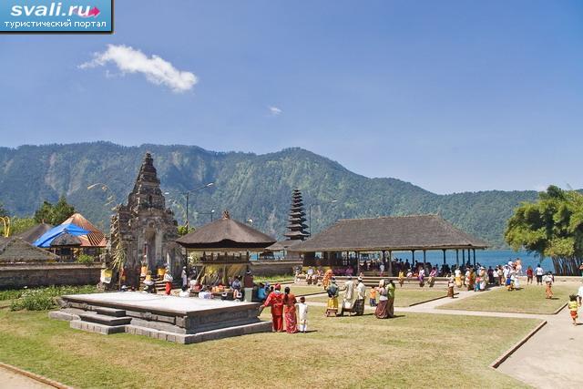 ���� ����-���� (Ulun Danau) �� ����� ������ (Bratan), ������ ���� (Bali), ���������.