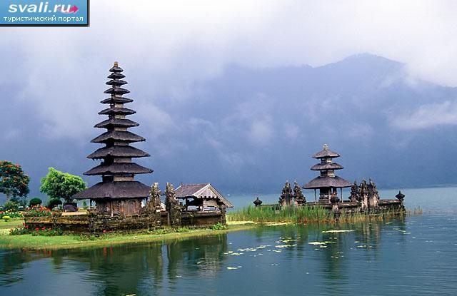 ���� ����-���� (Ulun Danau) �� ����� ������ (Bratan), ������ ���� (Bali), ���������.