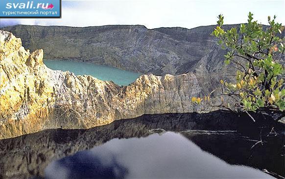 Цветные озера вулкана Келимуту (Kelimutu), остров Флорес (Flores), Индонезия.