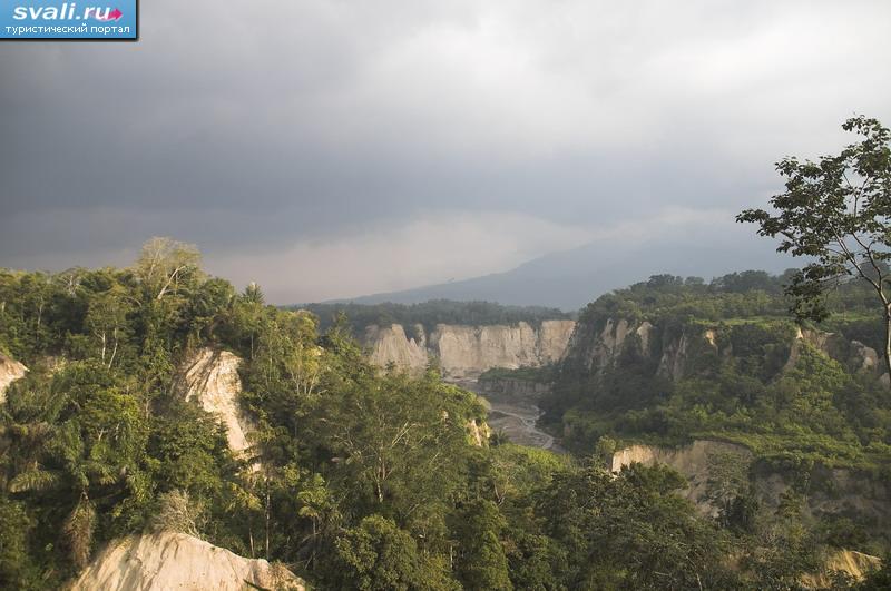   (Sianok canyon),  (Bukittinggi),   (Sumatra), .