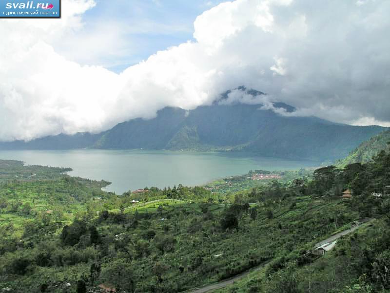 Озеро и вулкан Батур (Batur), остров Бали (Bali), Индонезия.
